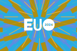 Arte oficial dos Encontros Universitários com o texto "EU" e um círculo branco com "2024" dentro. O texto está no centro, de um som, cujos raios estão em cor amarelo mostarda e se irradiam sob uma tela predominantemente azul claro. 